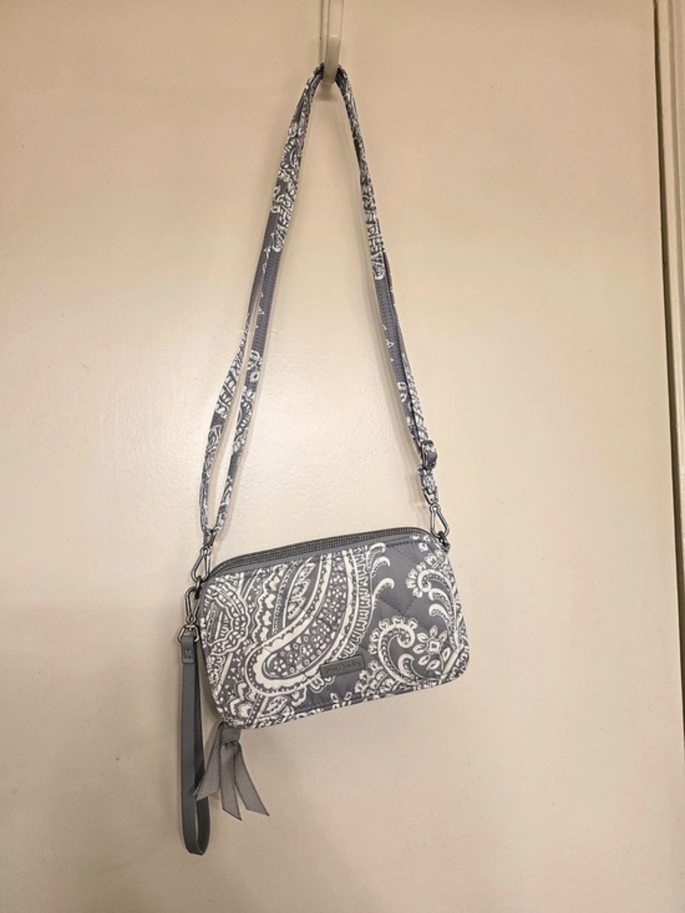 Vera Bradley RFID All-In-One Crossbody Paisley Gray & White